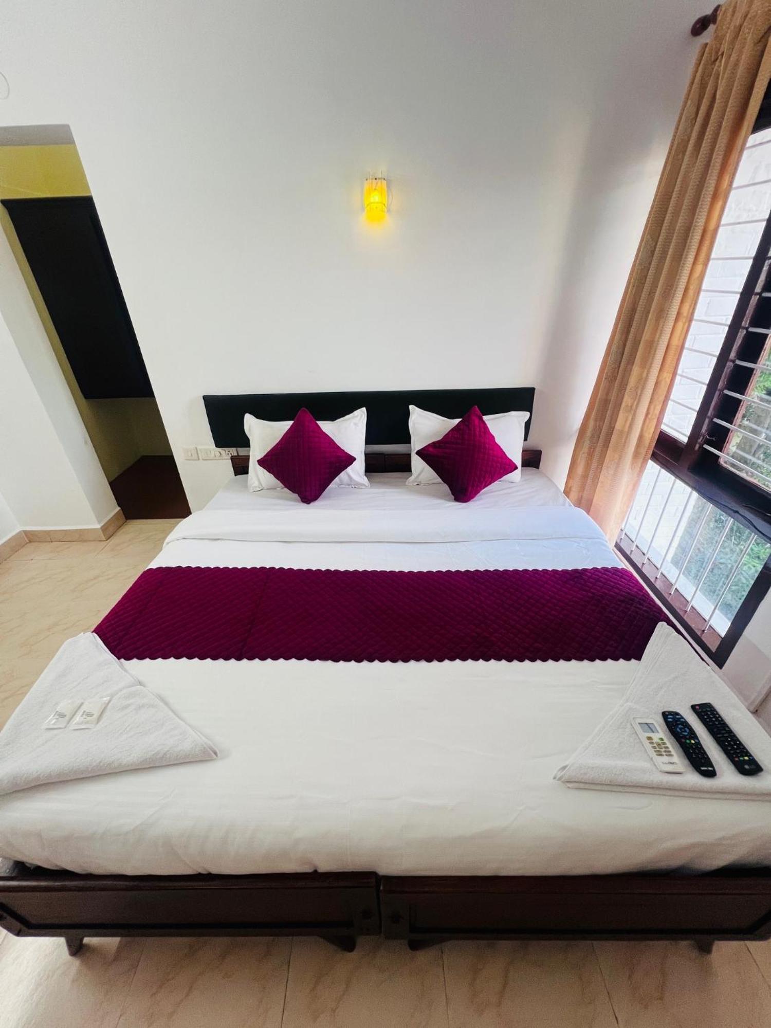Hotel Sunday - Townhouse Club Airport Trivandrum Thiruvananthapuram Exterior foto
