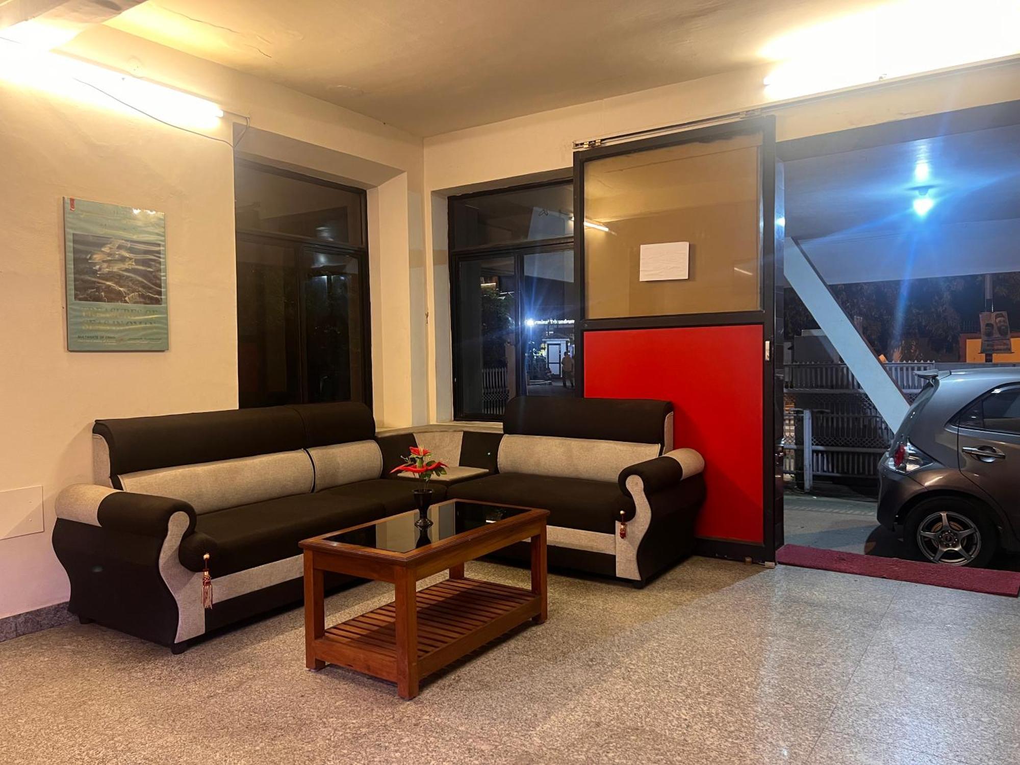 Hotel Sunday - Townhouse Club Airport Trivandrum Thiruvananthapuram Exterior foto