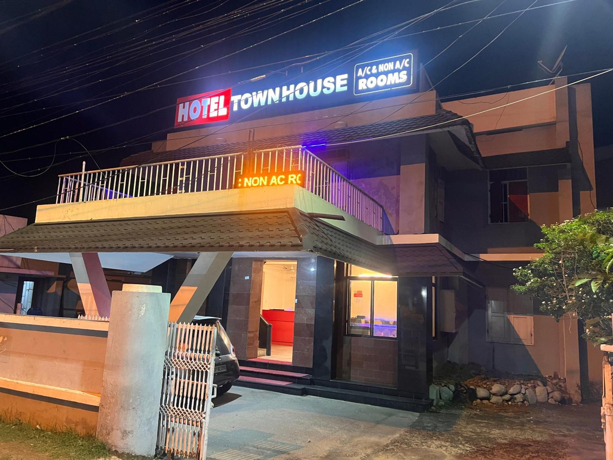 Hotel Sunday - Townhouse Club Airport Trivandrum Thiruvananthapuram Exterior foto