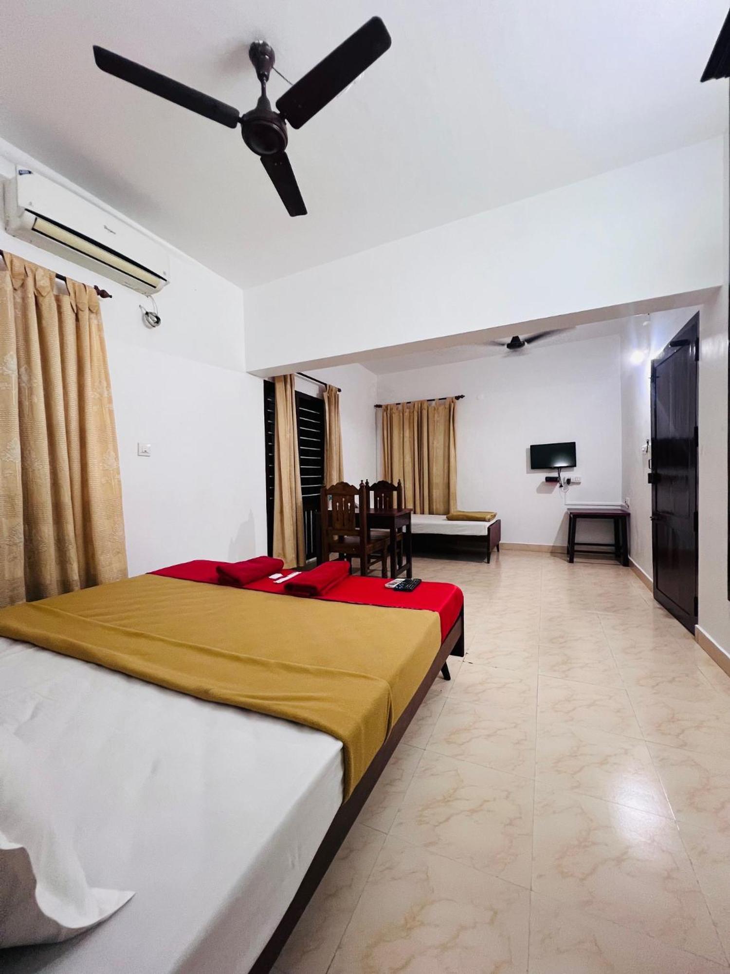 Hotel Sunday - Townhouse Club Airport Trivandrum Thiruvananthapuram Exterior foto